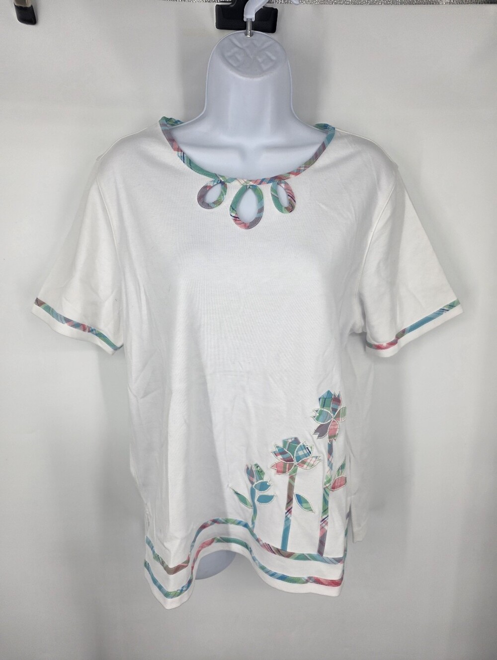 Alfred Dunner Top Womens M White Plaid Floral Applique Cutout Short Sleeve Knit